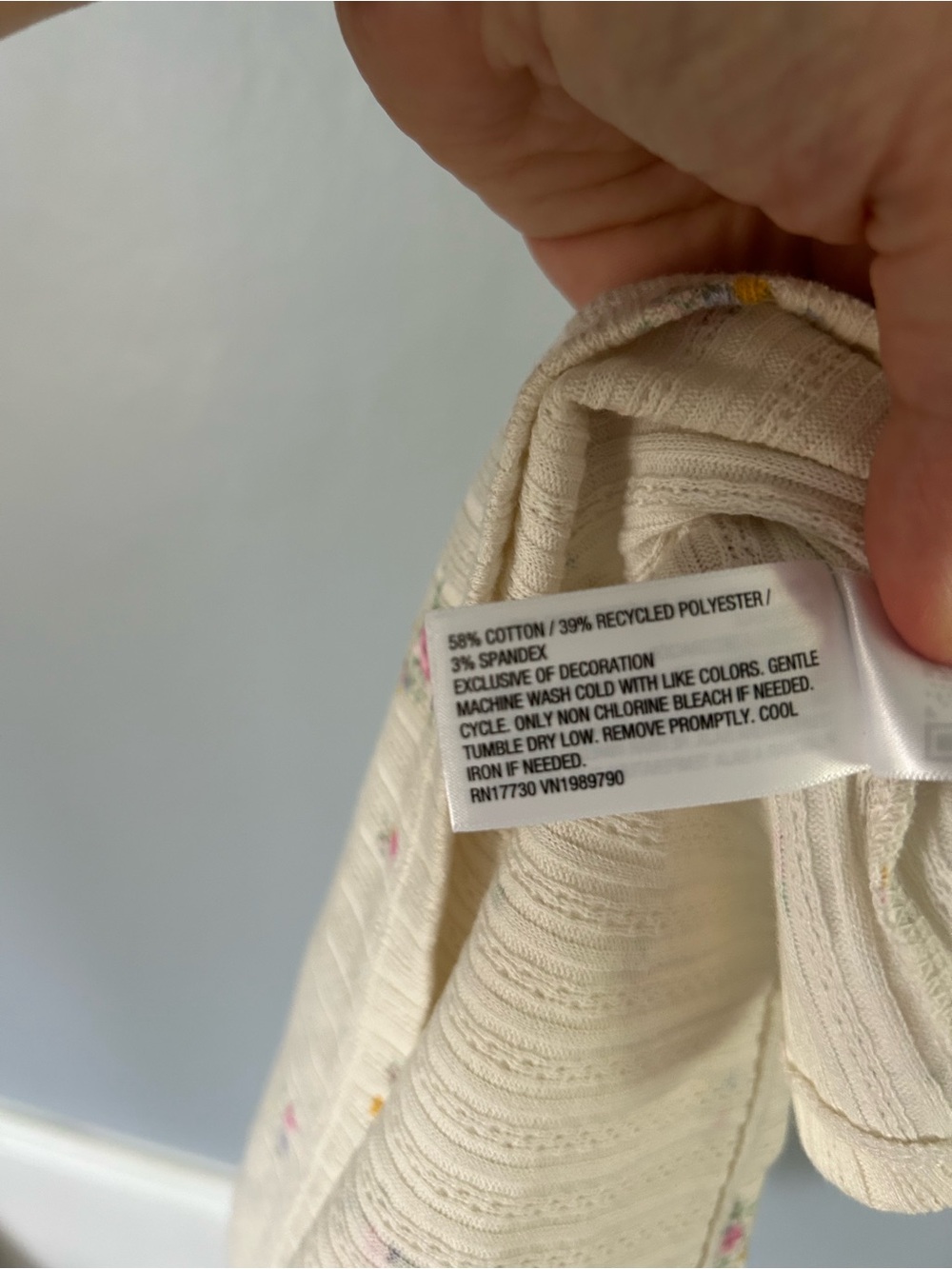 Universal thread • Ribbed V-Neck Tank Top nwt - Picture 3 of 4
